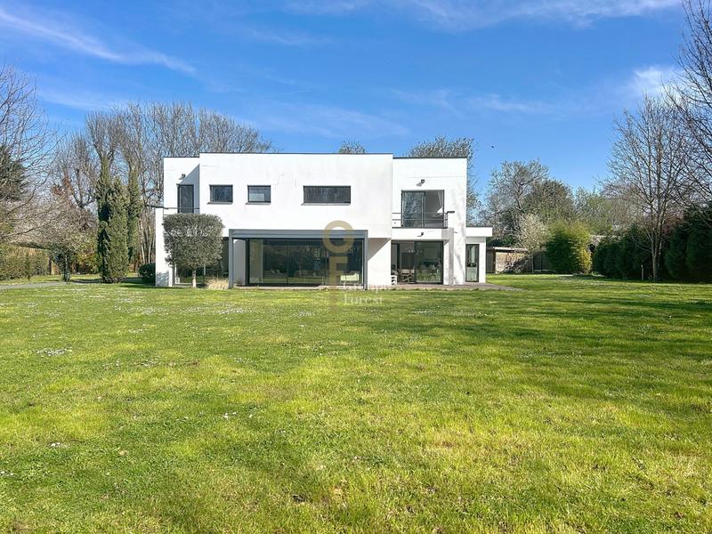Maison - 296 m² - 8 pièces