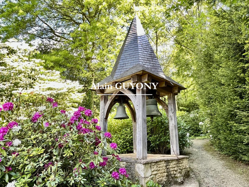 Maison - 875 m² - 25 pièces