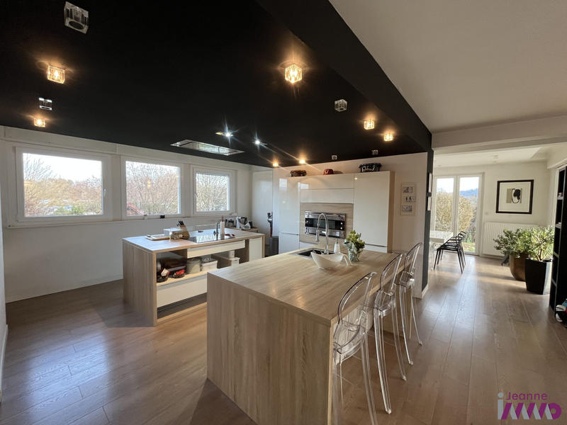 Maison - 240 m² - 9 pièces