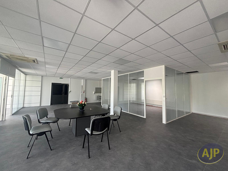 Local d'activité / Entrepôt - 192 m²