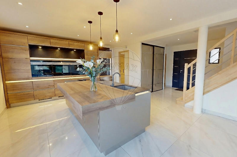 Maison - 182 m² - 7 pièces