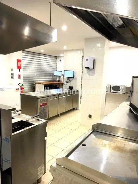 Magasins - 210 m² - 5 pièces