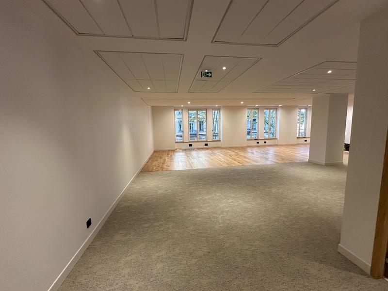 Bureau - 301 m² - 1 pièce