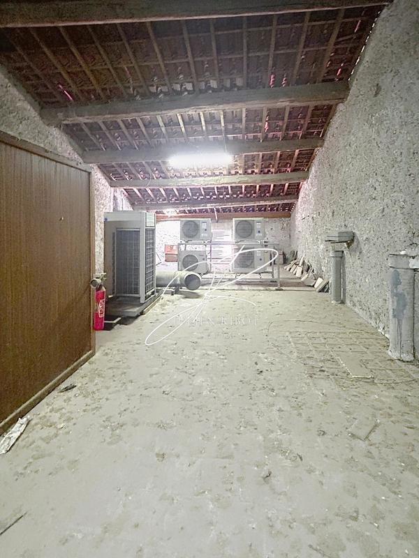 Local commercial - 303 m² - 6 pièces