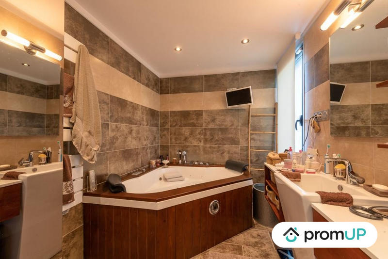 Maison - 260 m² - 7 pièces