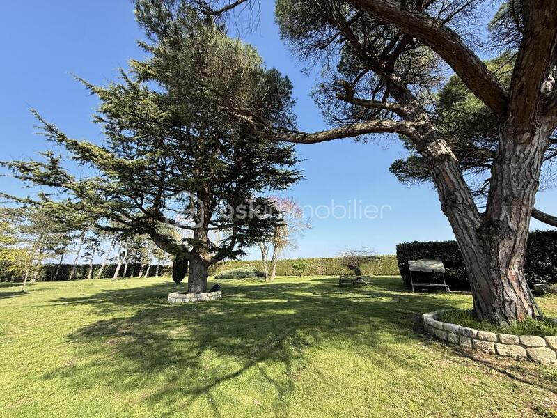 Propriété - 182 m² - 9 pièces