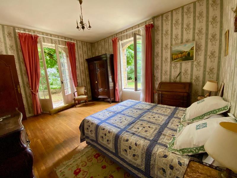 Propriété - 245 m² - 6 pièces