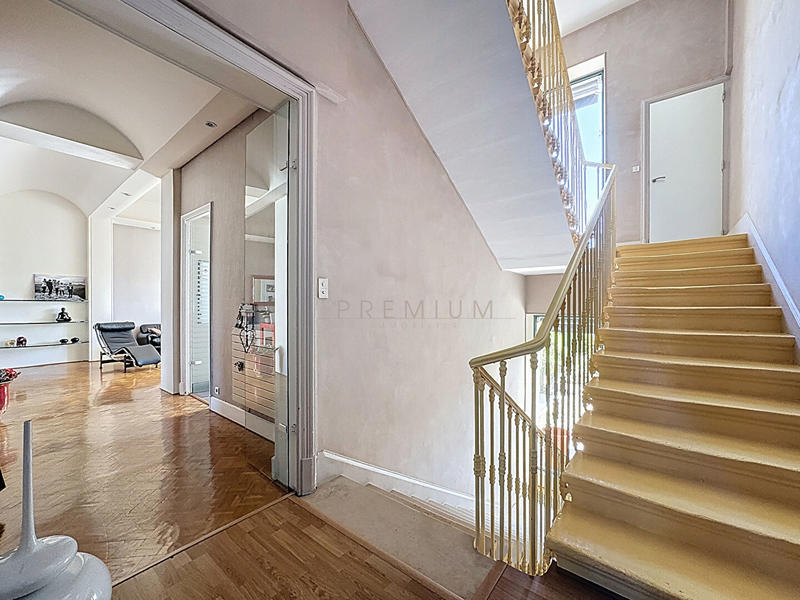 Maison de ville - 316 m² - 11 pièces