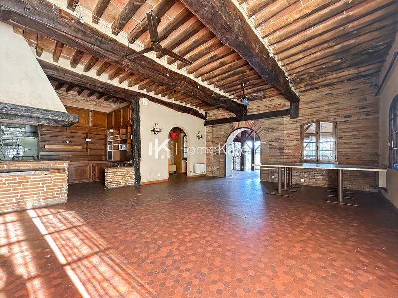 Maison - 1 460 m² - 40 pièces