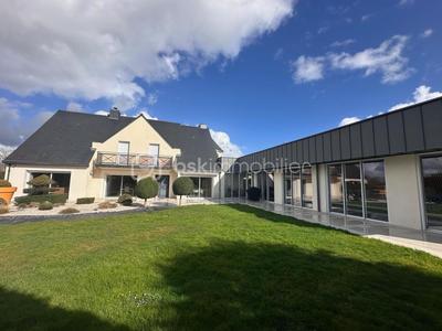 Maison - 305 m² - 8 pièces