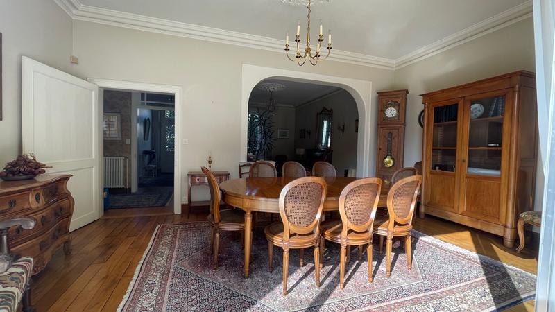 Maison - 210 m² - 11 pièces