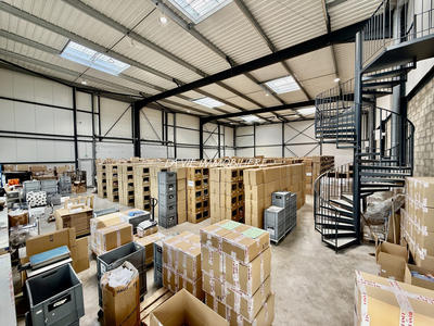 Entrepôt - 1 223 m²