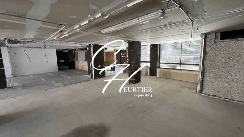 Local commercial - 317 m²