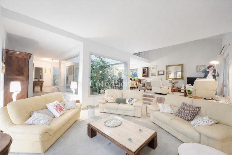 Maison - 220 m² - 6 pièces