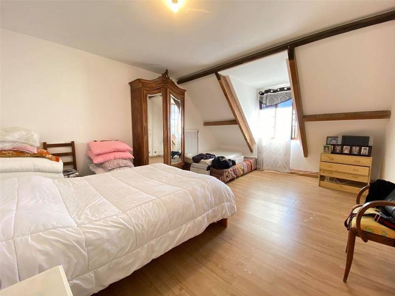 Maison - 238 m² - 10 pièces