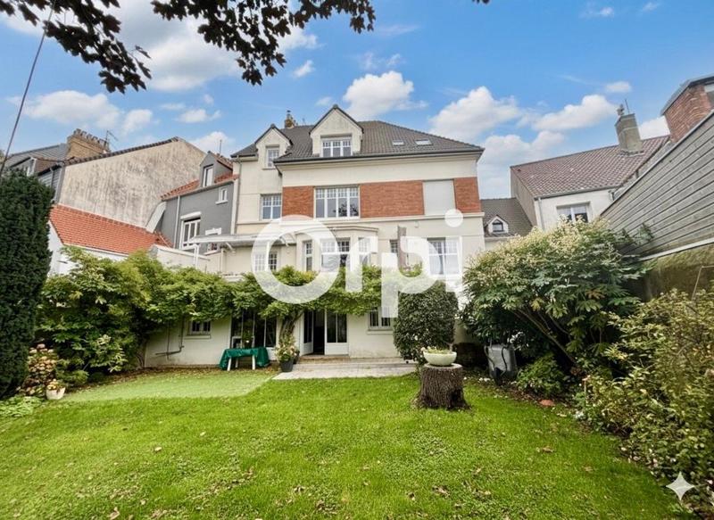 Demeure - 239 m² - 8 pièces