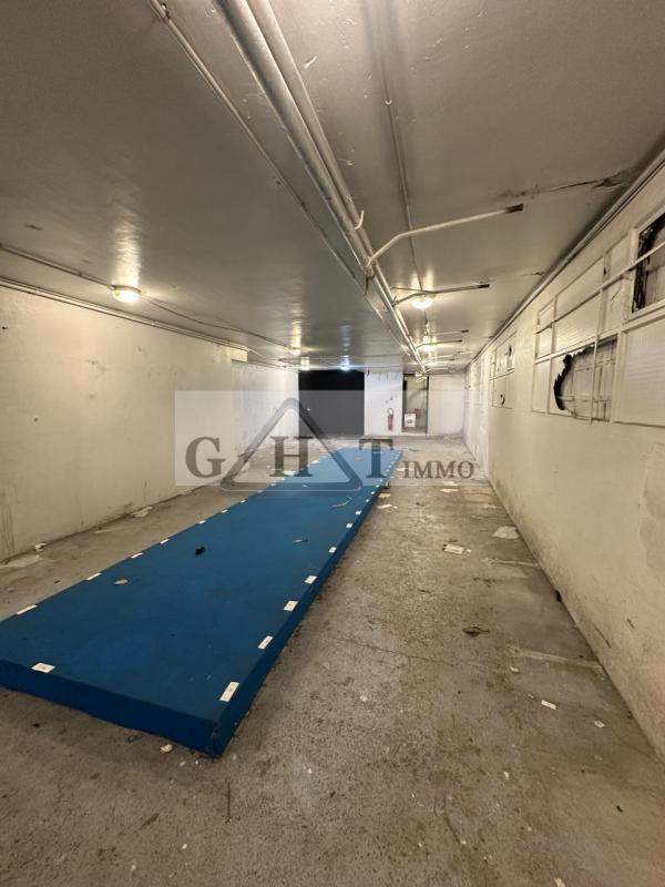 Entrepôt - 2 140 m²