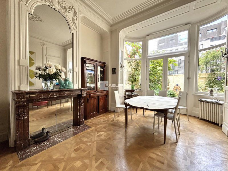 Maison - 326 m² - 11 pièces