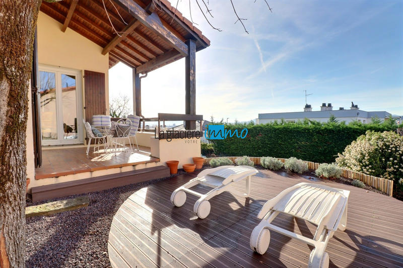 Maison traditionnelle - 240 m² - 7 pièces