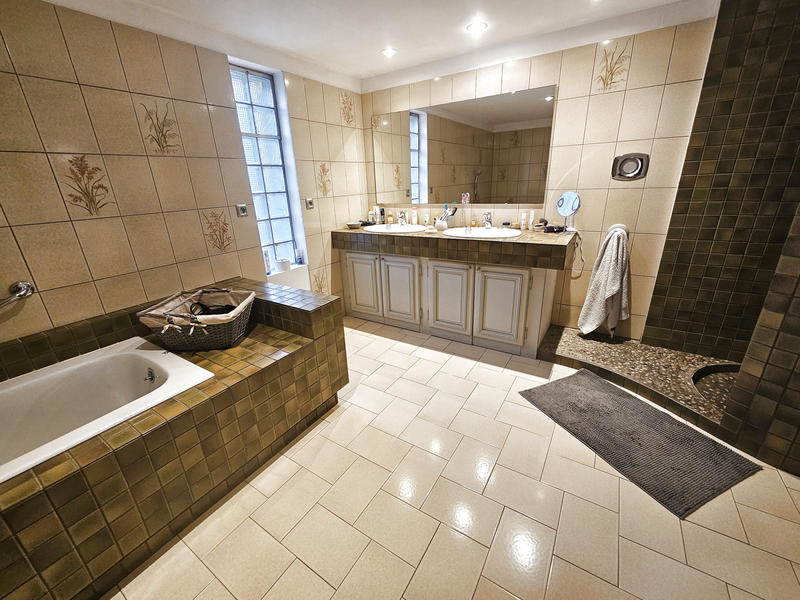 Propriété - 250 m² - 5 pièces