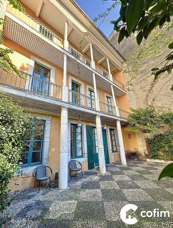 Maison - 272 m² - 10 pièces