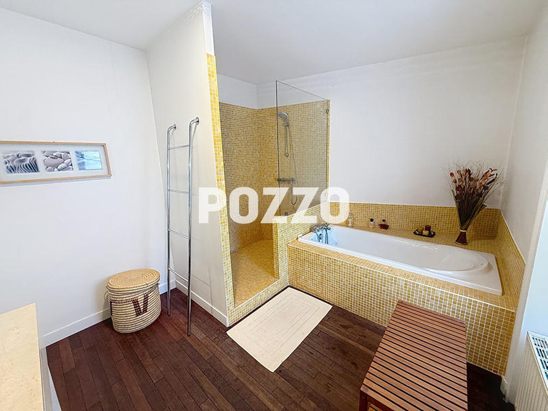 Maison - 219 m² - 8 pièces