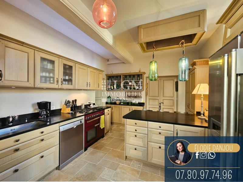 Demeure - 265 m² - 7 pièces