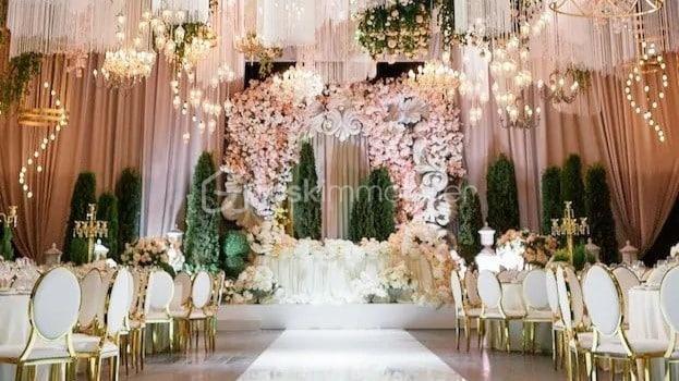 Maison - 2 360 m² - 40 pièces