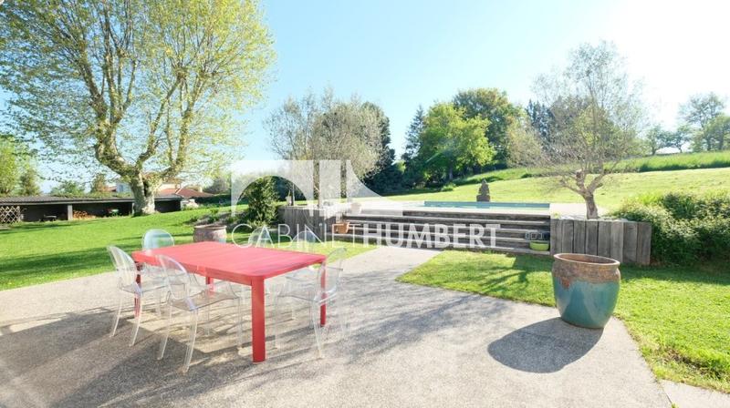 Maison - 380 m² - 9 pièces