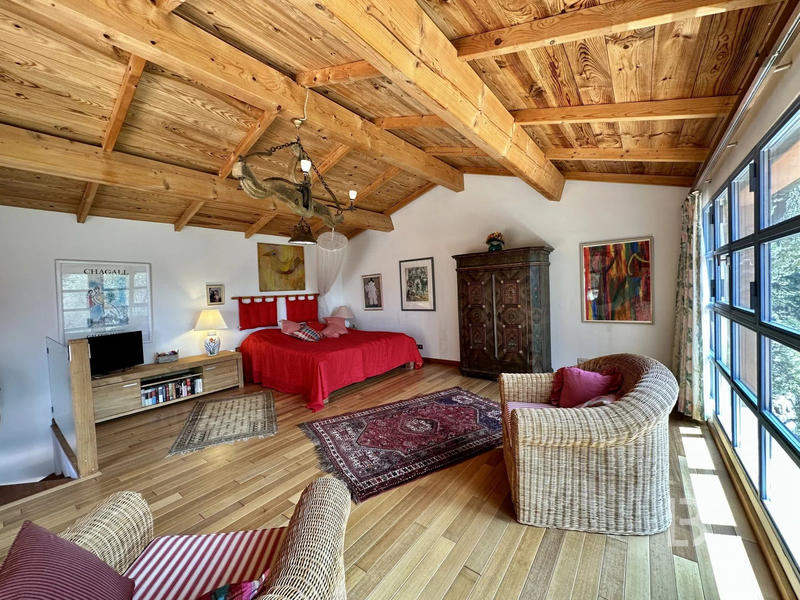 Maison - 260 m² - 11 pièces