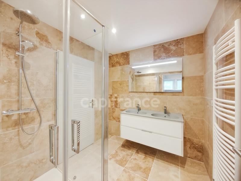 Maison - 230 m² - 9 pièces