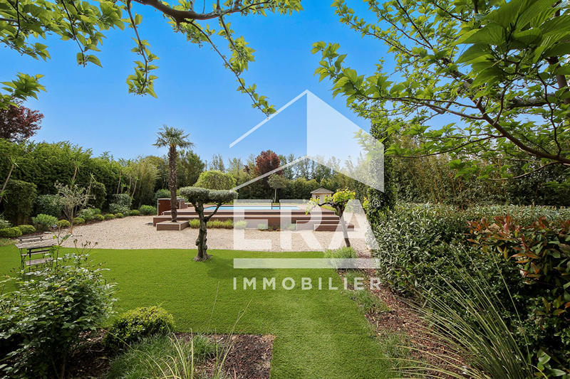 Maison - 240 m² - 9 pièces