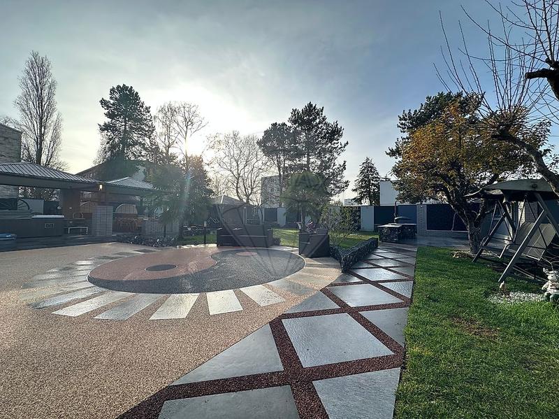 Maison - 255 m² - 6 pièces