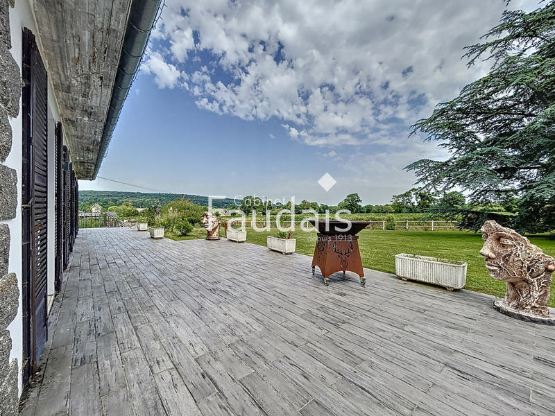 Maison - 233 m² - 10 pièces