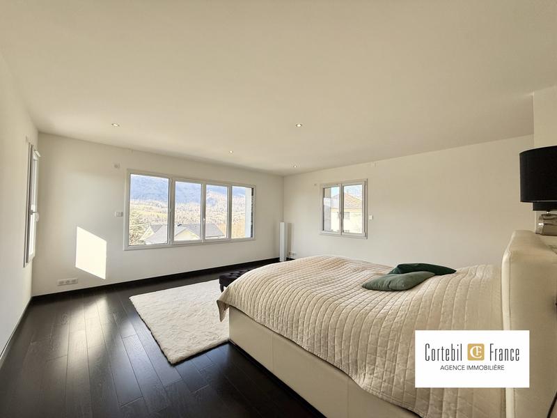 Villa - 277 m² - 9 pièces