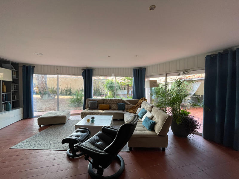 Maison - 220 m² - 12 pièces