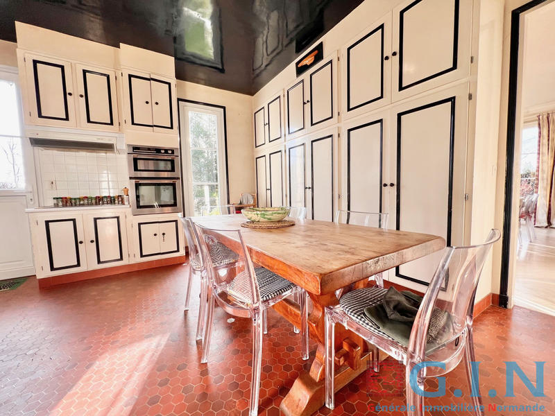 Propriété - 260 m² - 9 pièces