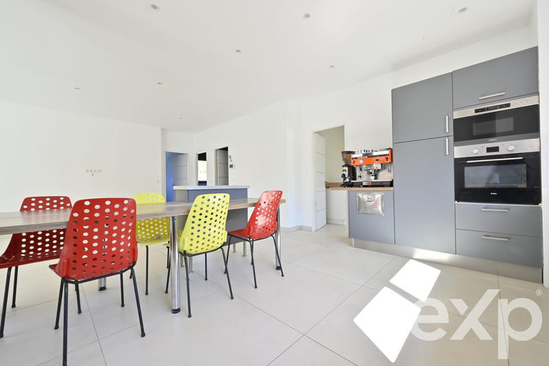 Maison - 202 m² - 5 pièces