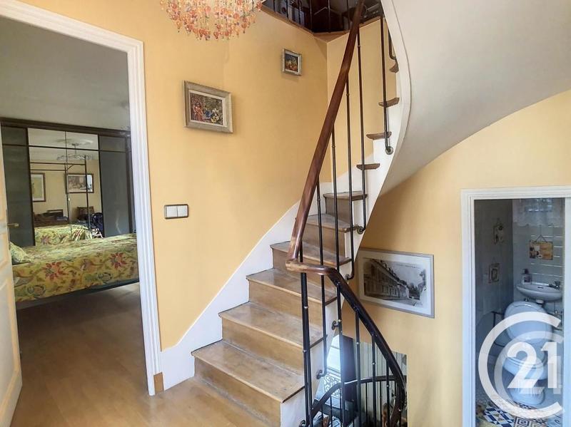 Propriété - 235 m² - 10 pièces