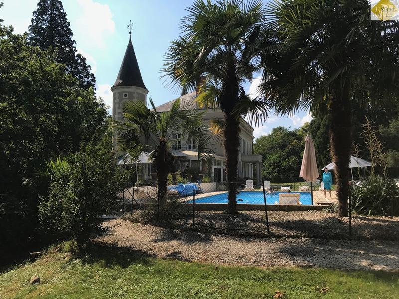 Château - 1 169 m² - 15 pièces