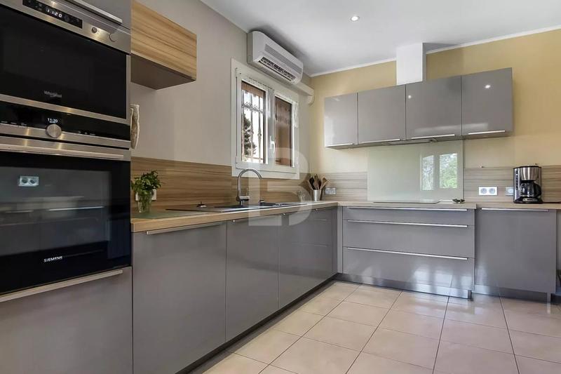 Maison - 238 m² - 9 pièces