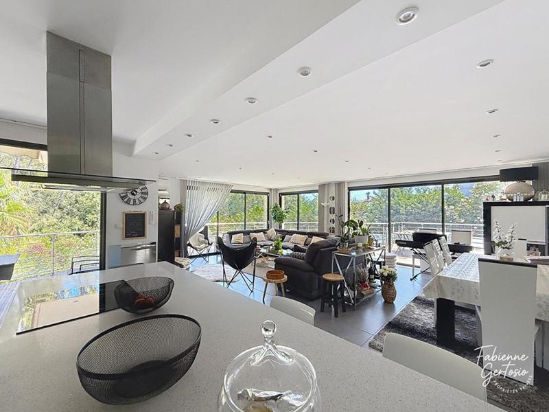 Maison - 240 m² - 7 pièces