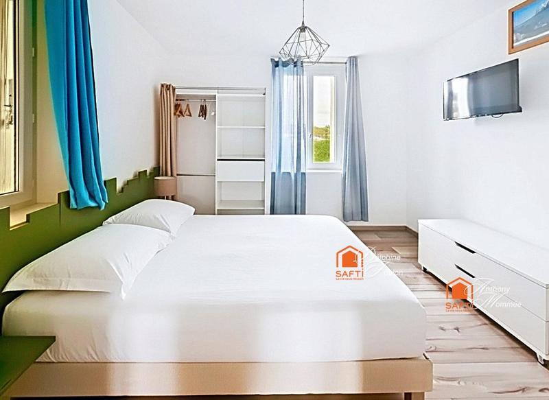 Maison - 234 m² - 10 pièces