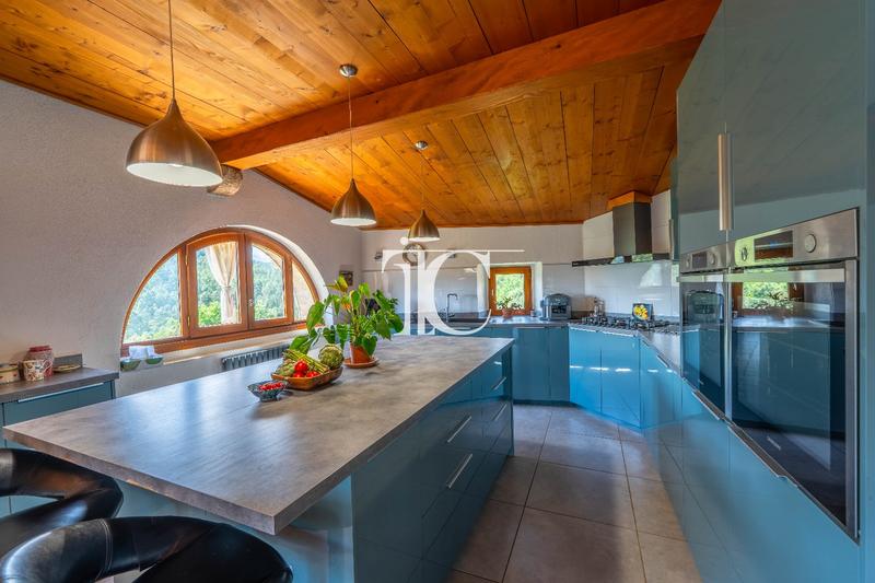 Maison - 300 m² - 12 pièces