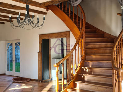 Maison - 1 048 m² - 29 pièces