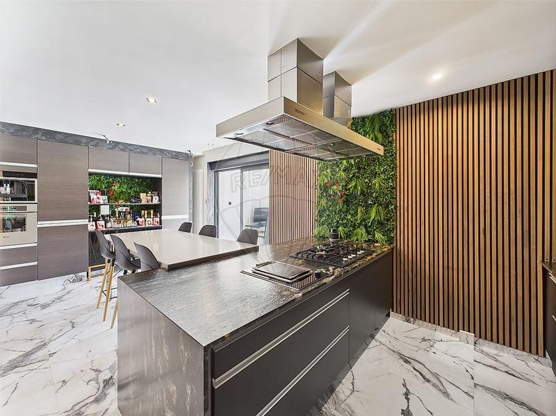 Maison - 255 m² - 6 pièces