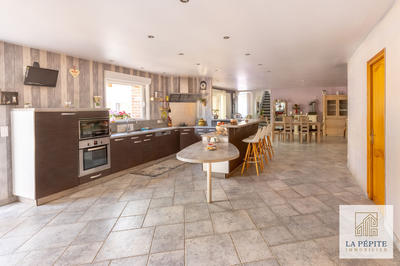 Maison - 216 m² - 6 pièces