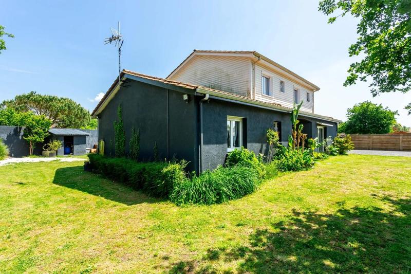 Maison - 200 m² - 8 pièces