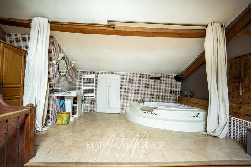 Maison - 231 m² - 7 pièces