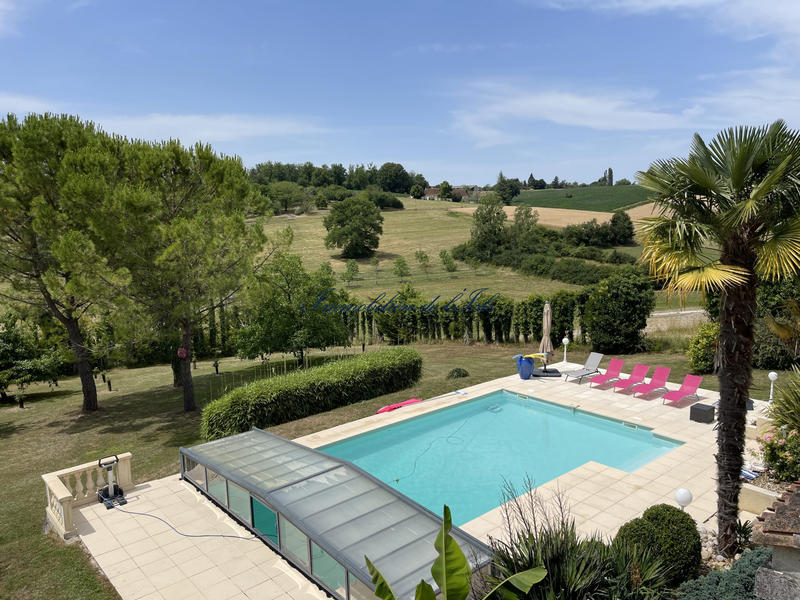 Maison - 285 m² - 8 pièces